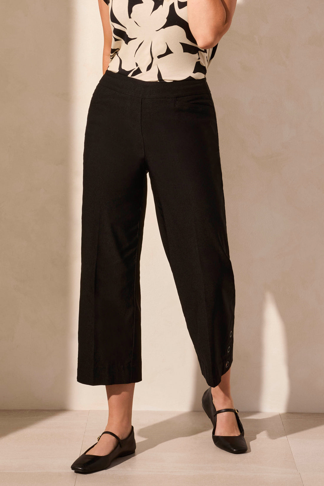 Tribal Flatten It Pull On Capri w/Eyelets Black 20550-7165-0002