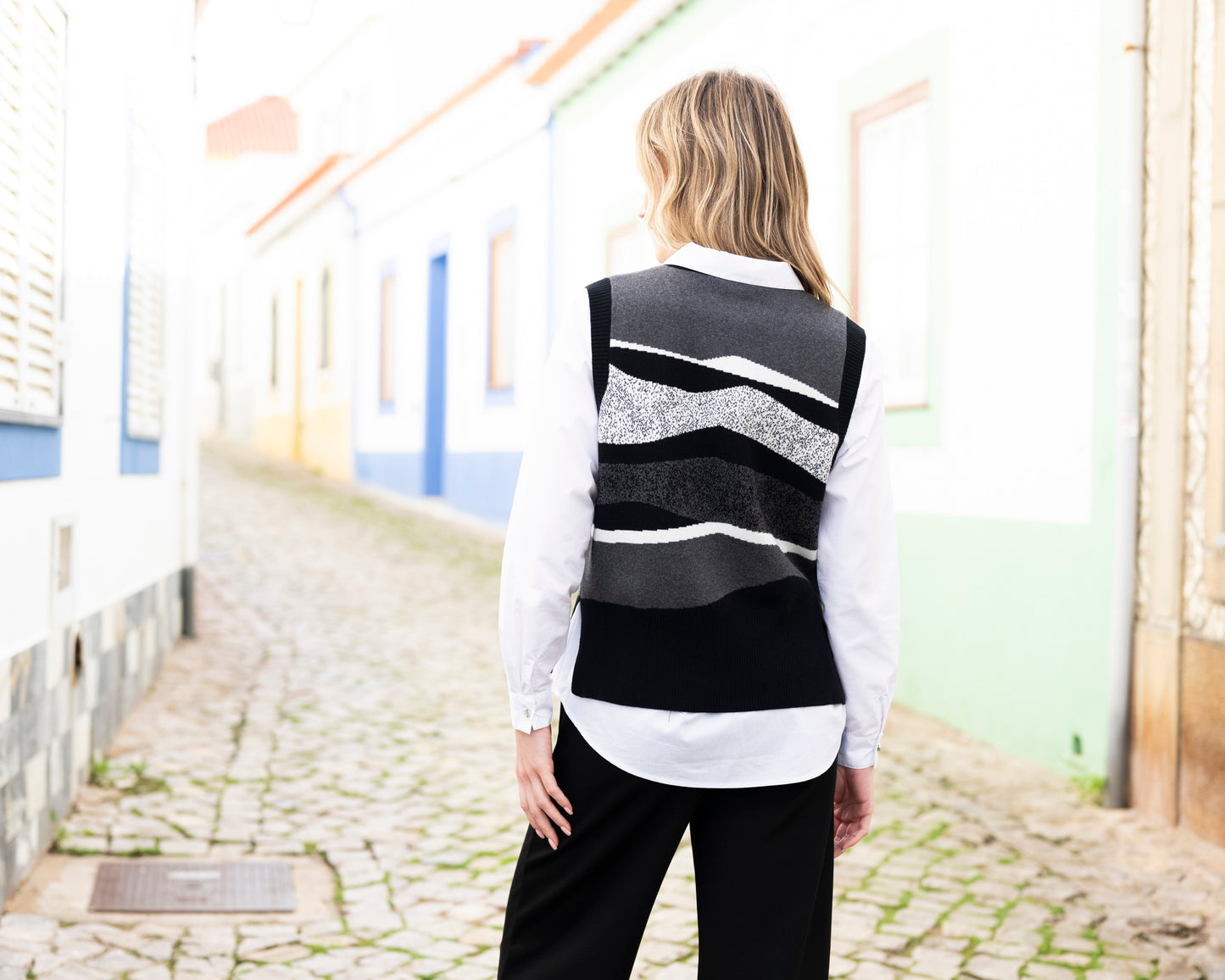 Marble Relaxed Fit Vest w/Detachable Collar Black 8107-101