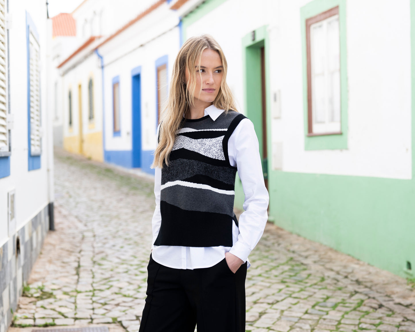Marble Relaxed Fit Vest w/Detachable Collar Black 8107-101
