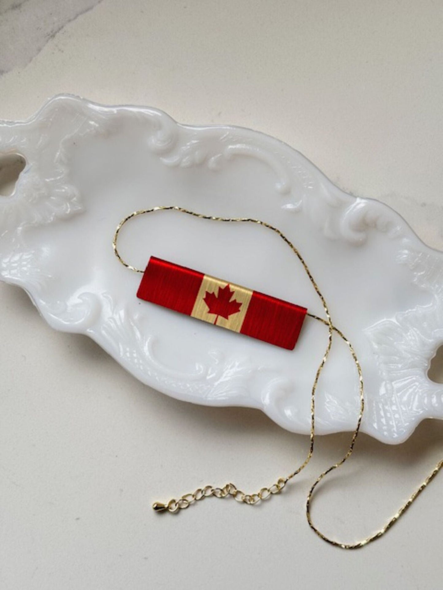 Giftologie Bar Necklace w/Red Flag "strong & free" Gold RBNCFLAGREDG