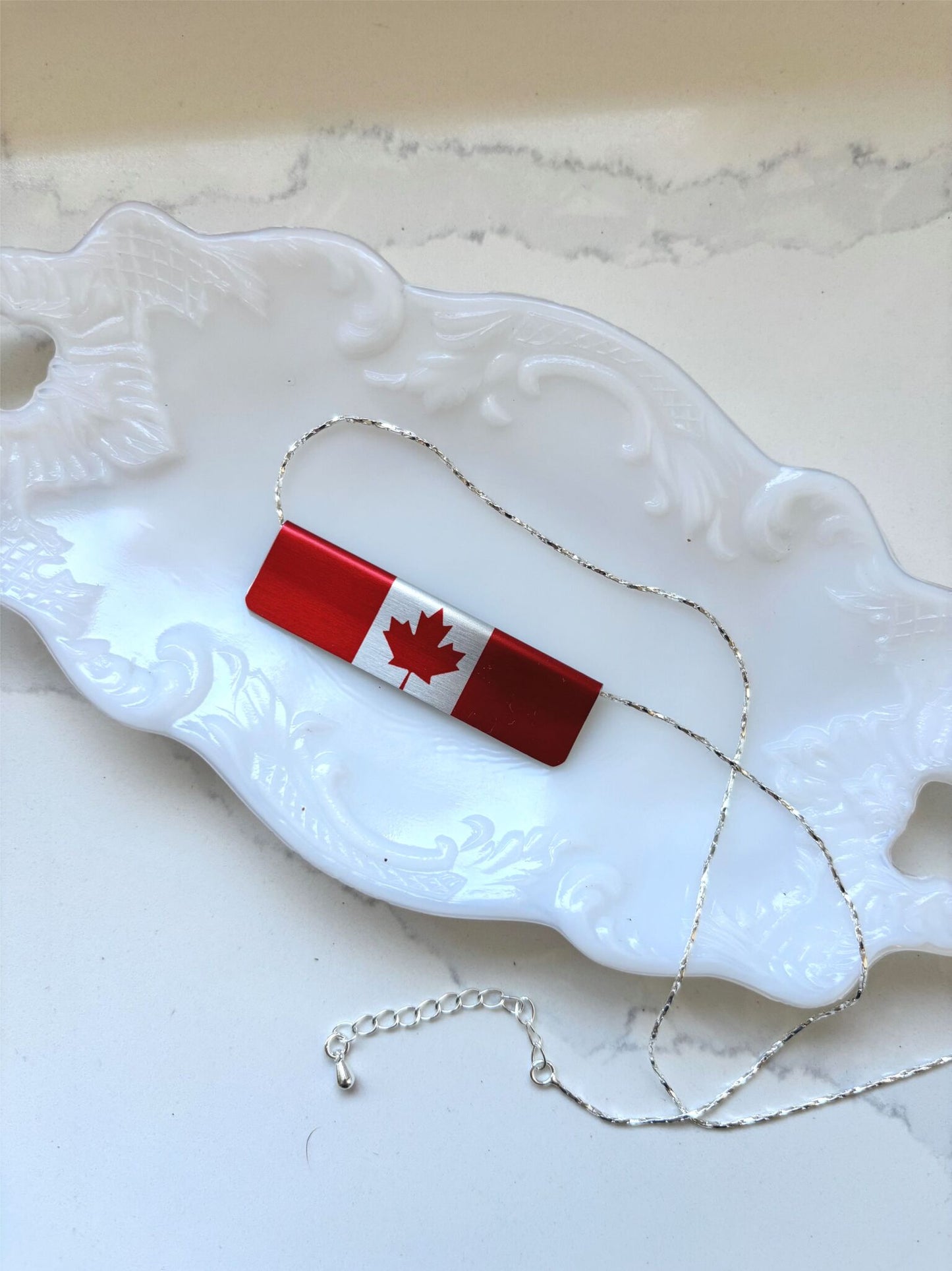 Giftologie Bar Necklace w/Red Flag "strong & free" Silver RBNCFLAGREDS