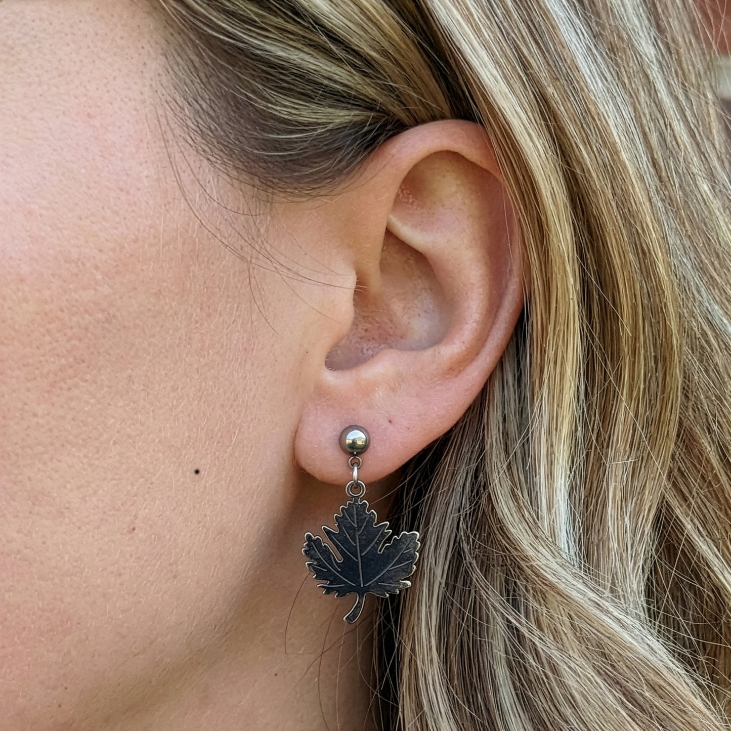 J&J Designs Stainless Steel Maple Leaf Silver Earrings 10451