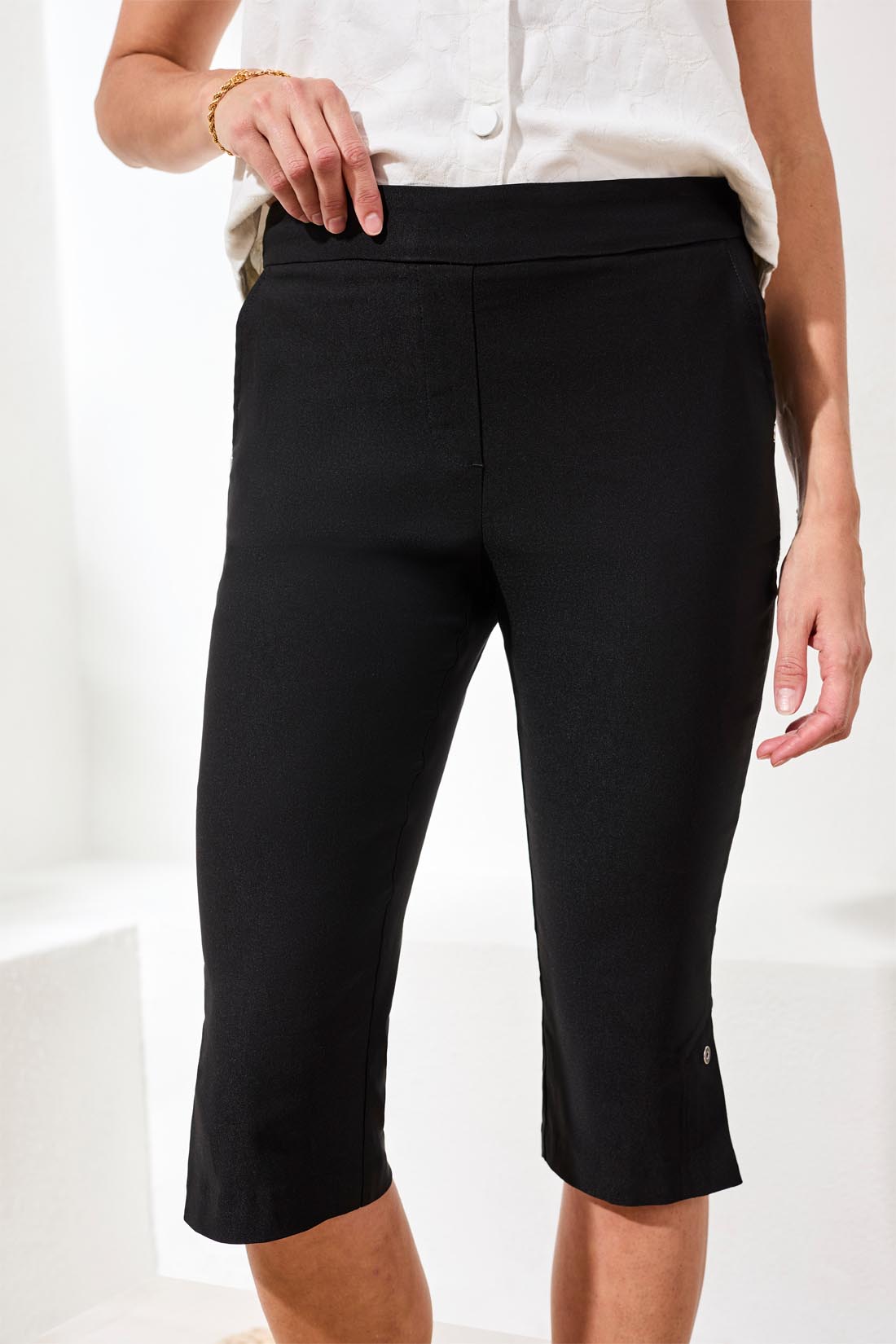 Tribal Flatten It Pull On Capri w/Vent Black 30130-7165-0002