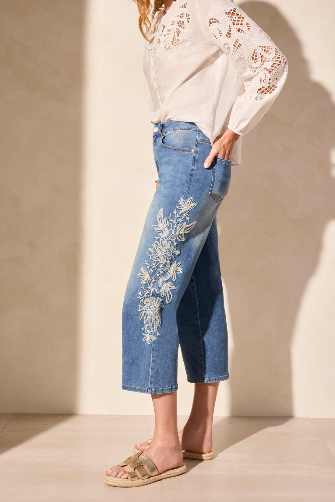 Tribal Audrey Girlfriend Crop Jeans w/Embroidery Realblue 58140-4798-2481