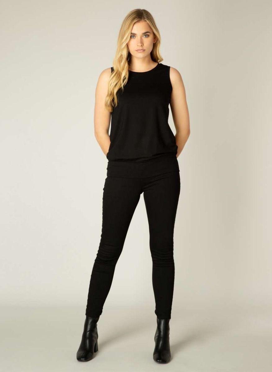 Base Level Yasmin Top Black 6000032
